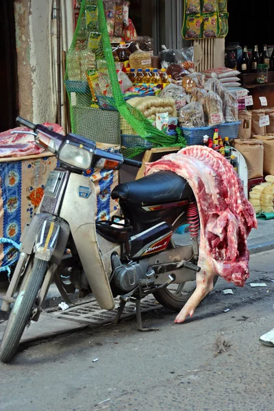 Перевозка свежего мяса в Ханое, Вьетнам — стоковое фото