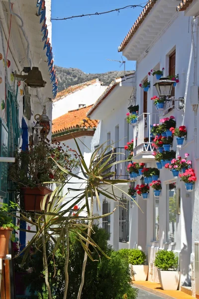 Calle colorida en el Benalmádena Pueblo blanco, España Imagen de archivo