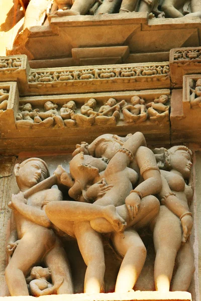 Erotic basrelief of Kajuraho temple — Stock Photo, Image