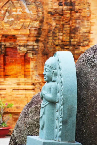 Estatua en Po Nagar Templo Hindú Cham en Vietnam — Foto de Stock