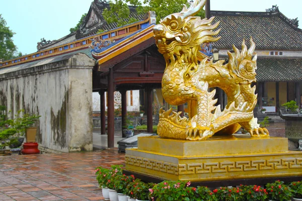 Statue eines Drachen im Farbton, Vietnam — Stockfoto