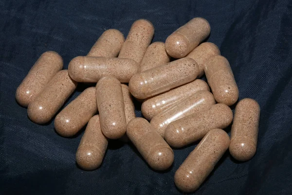 Kahverengi Vitamin Tozu Dolu Şeffaf Kapsüller Arka Planda Yüksek Kalite — Stok fotoğraf