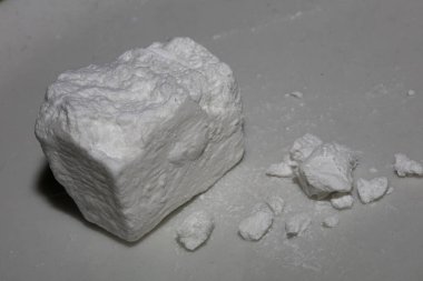 Beyaz kokain kayaları uyuşturucu geçmişini kapatır. Yüksek kalite, büyük boy baskı.