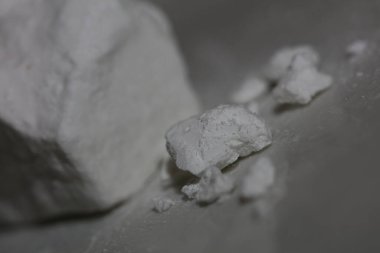 Beyaz kokain kayaları uyuşturucu geçmişini kapatır. Yüksek kalite, büyük boy baskı.
