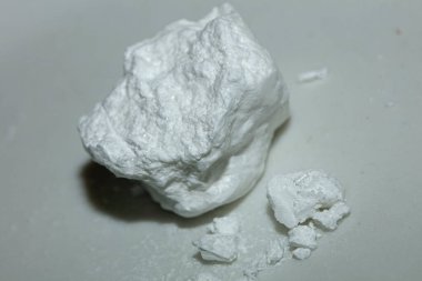 Beyaz kokain kayaları uyuşturucu geçmişini kapatır. Yüksek kalite, büyük boy baskı.
