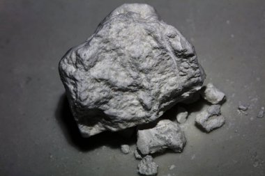 Beyaz kokain kayaları uyuşturucu geçmişini kapatır. Yüksek kalite, büyük boy baskı.