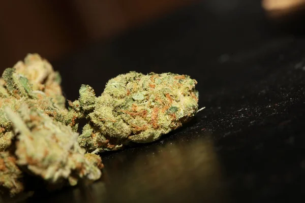 마리아 후아나의 꽃봉오리는 배경의 의학적 Cbd Super Lemon Haze Cannabis — 스톡 사진