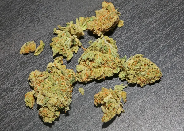 Marihuana Knospen Nahaufnahme Auf Schwarzem Hintergrund Reines Medizinisches Cbd Super — Stockfoto
