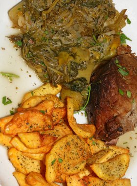 Patatesli et geleneksel Yunan yemek pornosu modern kaliteli baskıyı kapatıyor