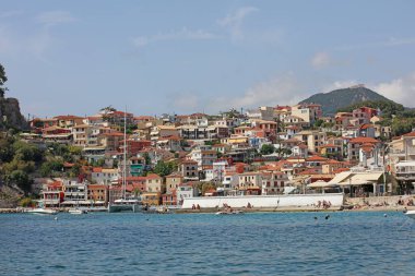 Parga, Yunanistan, 12 Eylül 2022. Arka plan baskıları üzerinde yürüyüş