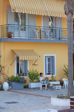 Parga, Yunanistan, 12 Eylül 2022. Arka plan baskıları üzerinde yürüyüş