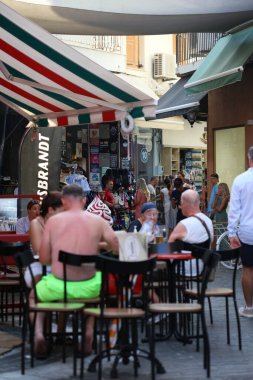 Parga, Yunanistan, 12 Eylül 2022. Arka plan baskıları üzerinde yürüyüş