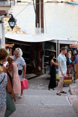 Parga, Yunanistan, 12 Eylül 2022. Arka plan baskıları üzerinde yürüyüş