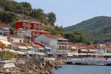 Parga kenti Yunanistan Güzel eski renkli bina keşfi Arka planda seyahat yüksek kaliteli baskılar