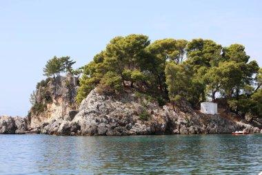 Yunanistan 'ı gezen güzel Parga plajı yaz tatillerinde arka planda yüksek kaliteli büyük boy baskılar