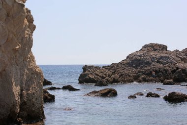 Yunanistan 'ı gezen güzel Parga plajı yaz tatillerinde arka planda yüksek kaliteli büyük boy baskılar