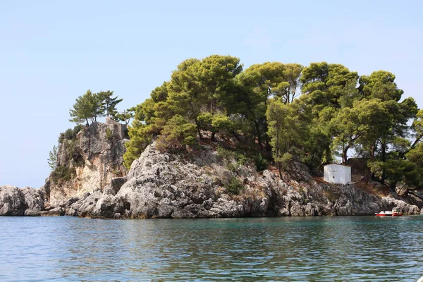 Yunanistan 'ı gezen güzel Parga plajı yaz tatillerinde arka planda yüksek kaliteli büyük boy baskılar