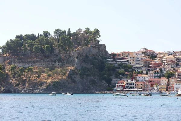 Yunanistan 'ı gezen güzel Parga plajı yaz tatili arka planında yüksek kaliteli büyük boy baskı