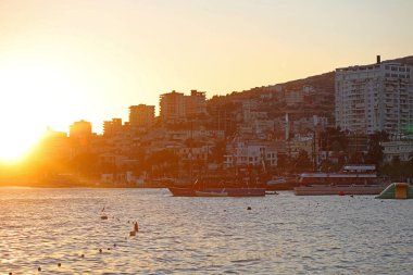 Arnavutluk sahil kenti Sarande yaz seyahatleri arka planda yüksek kaliteli büyük boy baskılar