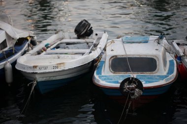 Arnavutluk sahil kenti Sarande yaz seyahatleri arka planda yüksek kaliteli büyük boy baskılar