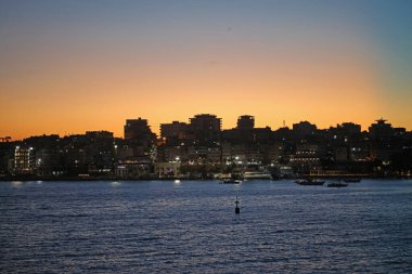 Arnavutluk sahil kenti Sarande yaz seyahatleri arka planda yüksek kaliteli büyük boy baskılar