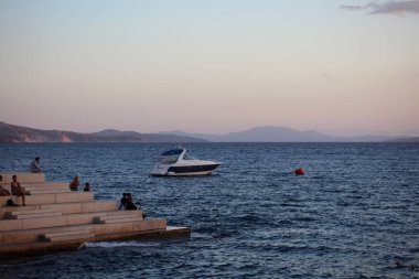 Sarande, Arnavutluk, 16 Eylül 2022 Yazın şehirde yürüyen insanlar Yüksek kaliteli büyük boy seyahat baskıları