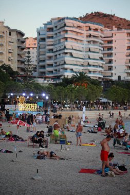 Sarande, Arnavutluk, 16 Eylül 2022 Manzara insanları ve güzel şehir yaz atmosferlerini keşfeden yüksek kalite büyük boy seyahat baskısı