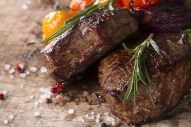 ahşap üzerine biftek