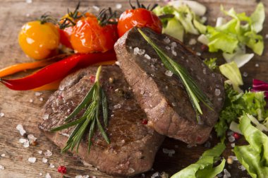 ahşap üzerine biftek