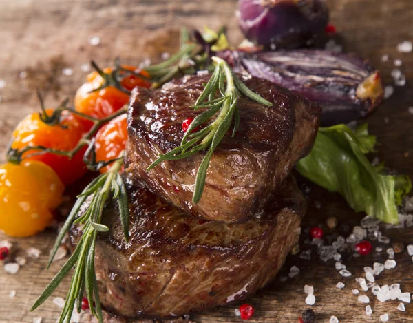 Steak auf Holz — Stockfoto