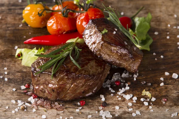 Steak auf Holz — Stockfoto