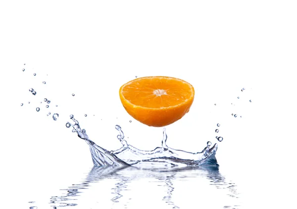 Orange fraîche dans l'eau éclaboussure — Photo