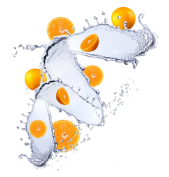 Свежий апельсин в брызгах воды — стоковое фото