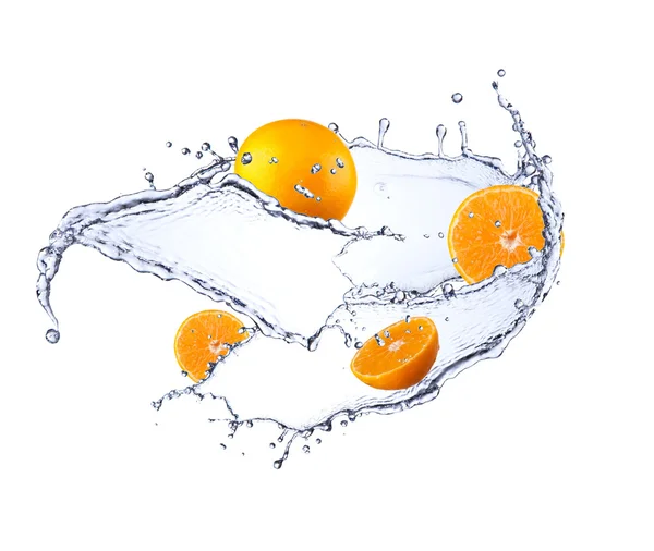 Naranja fresca en agua salpicada — Foto de Stock