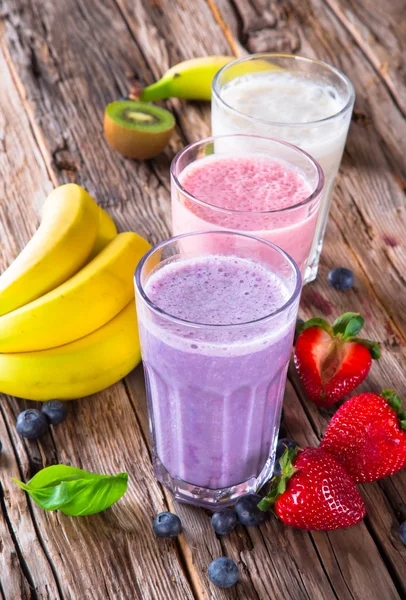 Frutas frescas batido de leche sobre madera —  Fotos de Stock