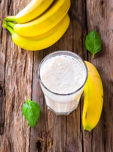 Batido de leite fresco em madeira — Fotografia de Stock