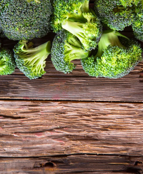 Vegetales frescos sobre madera — Foto de Stock