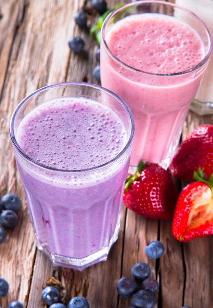 Batido de leite fresco em madeira — Fotografia de Stock