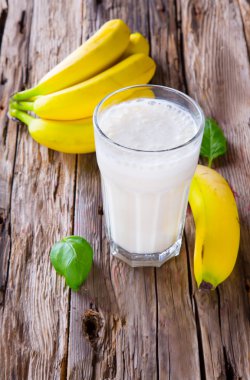 Ahşap üzerine taze süt sallamak