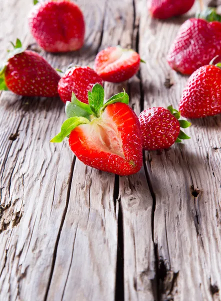 Frische Früchte auf Holz — Stockfoto