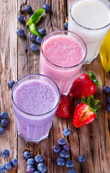 Frutas frescas batido de leite em madeira — Fotografia de Stock