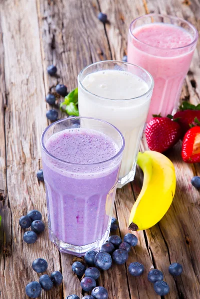 Frutas frescas batido de leite em madeira — Fotografia de Stock