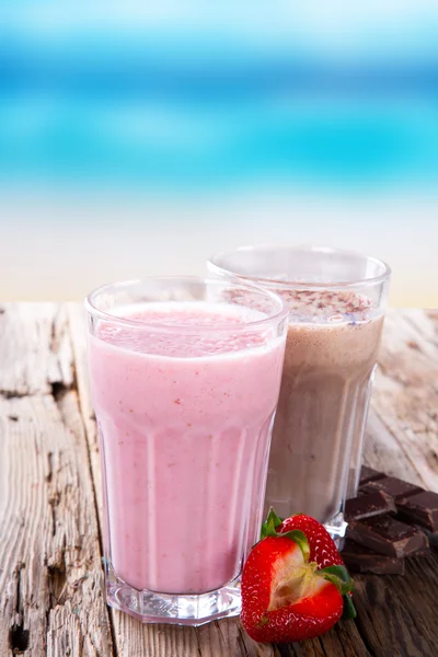 Batido de leite fresco em madeira — Fotografia de Stock