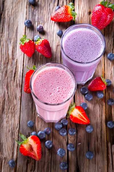 Batido de leite fresco em madeira — Fotografia de Stock