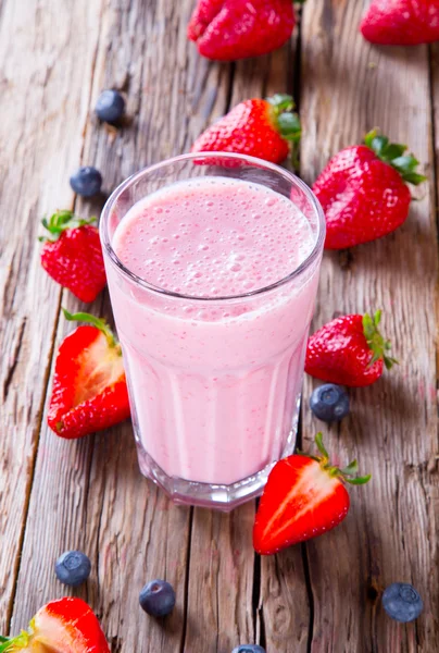 Batido de leche fresca en madera —  Fotos de Stock