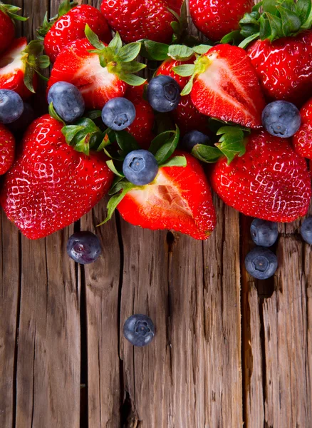 Fresh fruits on wood — Stock Photo, Image