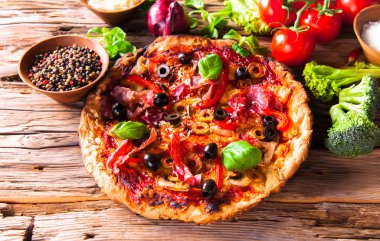 ahşap üzerine taze pizza