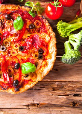 ahşap üzerine taze pizza