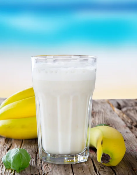 Frutas frescas batido de leite em madeira — Fotografia de Stock