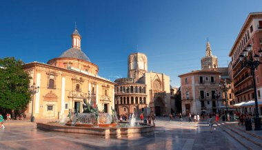 Valencia, İspanya. 7 Temmuz 2021 - Bakire Bazilikası ile kare, sekizgen kubbesi ve çan kulesi, çeşmesi ve bar terasları ile katedral